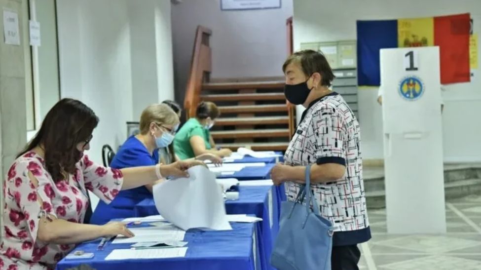 В России открылись 17 участков для голосования на выборах в парламент Молдовы.