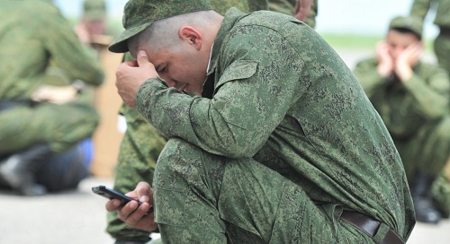 Негласный запрет на ношение "яблочного" гаджета в Минобороны объяснили возможностью слежки за перемещениями солдат.