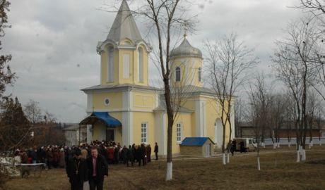 O biserică din raionul Drochia, spartă de mai mulţi indivizi. Foto: eparhia-edinet.md