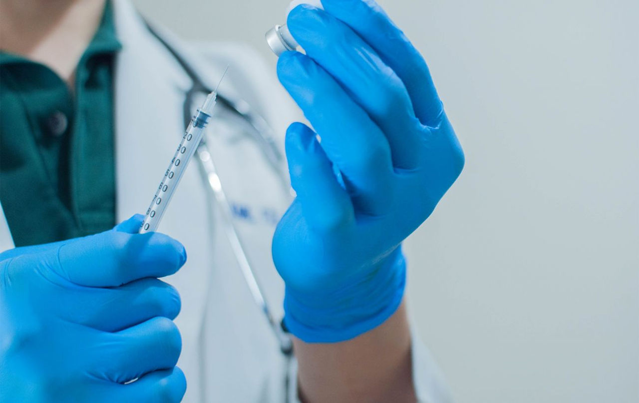 Ученые создали революционную ИИ-вакцину: одна инъекция от всех вирусов.