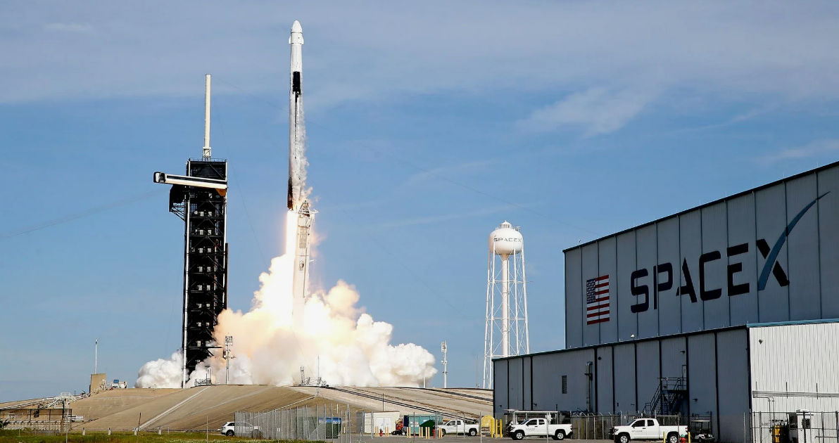 SpaceX назвала причину аварии при запуске Falcon 9.