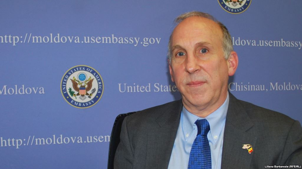 Петтит подтвердил поддержку США для продвижения демократических ценностей.