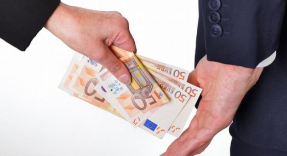 Potrivit denunțătorului, polițistul ar fi pretins 2 000 de euro pentru a influența un procuror.