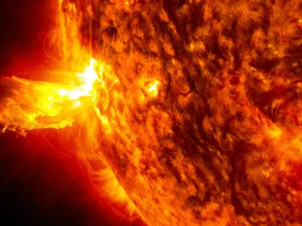 NASA обнародовало снимки извержения плазмы в космос/