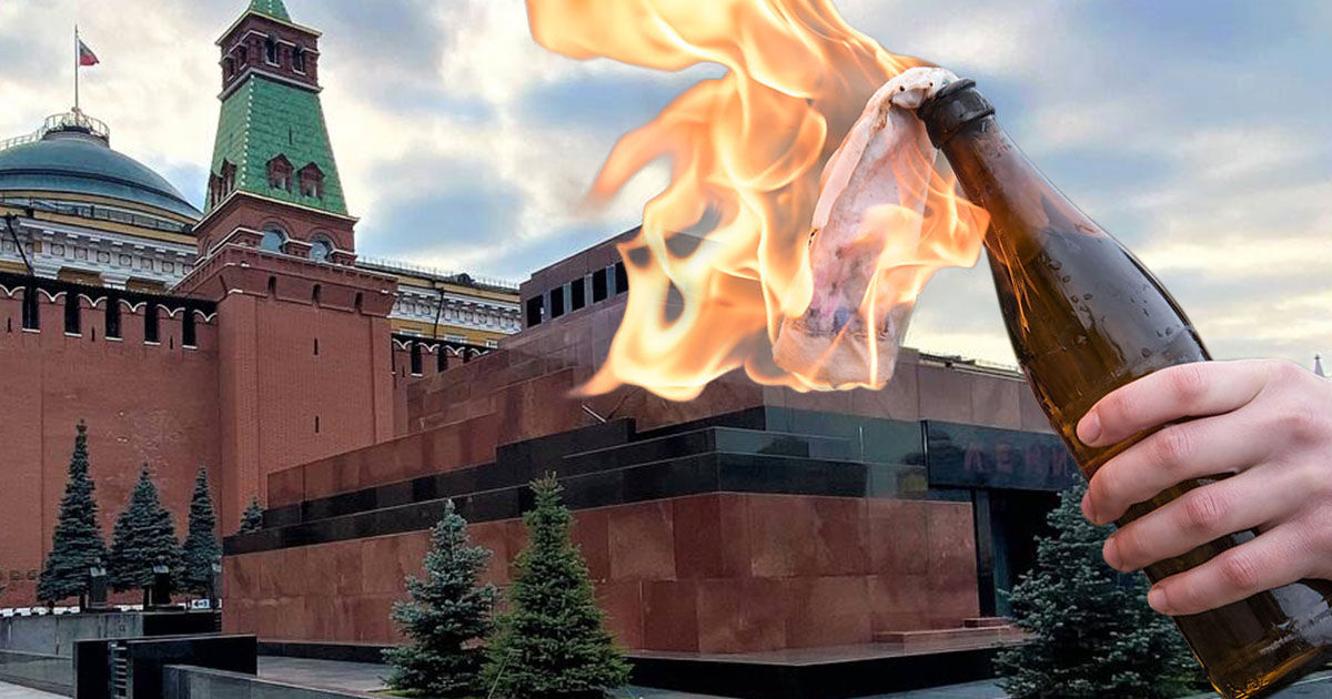 В Москве неизвестный бросил коктейль Молотова в Мавзолей Ленина.