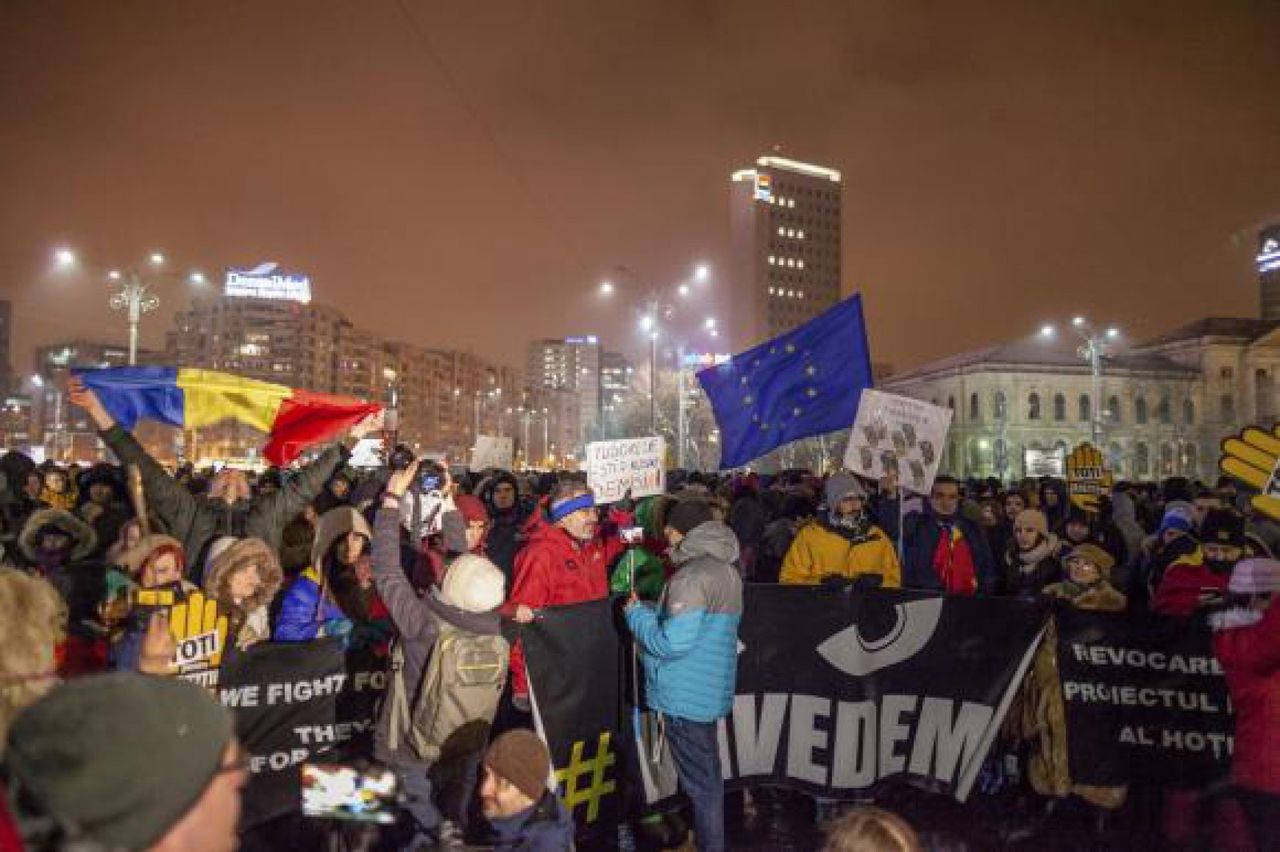 В Румынии проходят протесты в поддержку антикоррупционного центра. Фото: digi24.ro