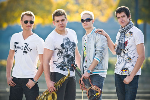 De menţionat că trupa a lansat recent videoclipul lor de debut pentru piesa "Set My Soul On". 