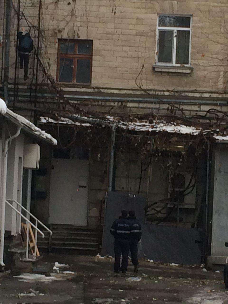 После уговоров спуститься с крыши, которые длились около часа, молодой человек спустился на землю.  