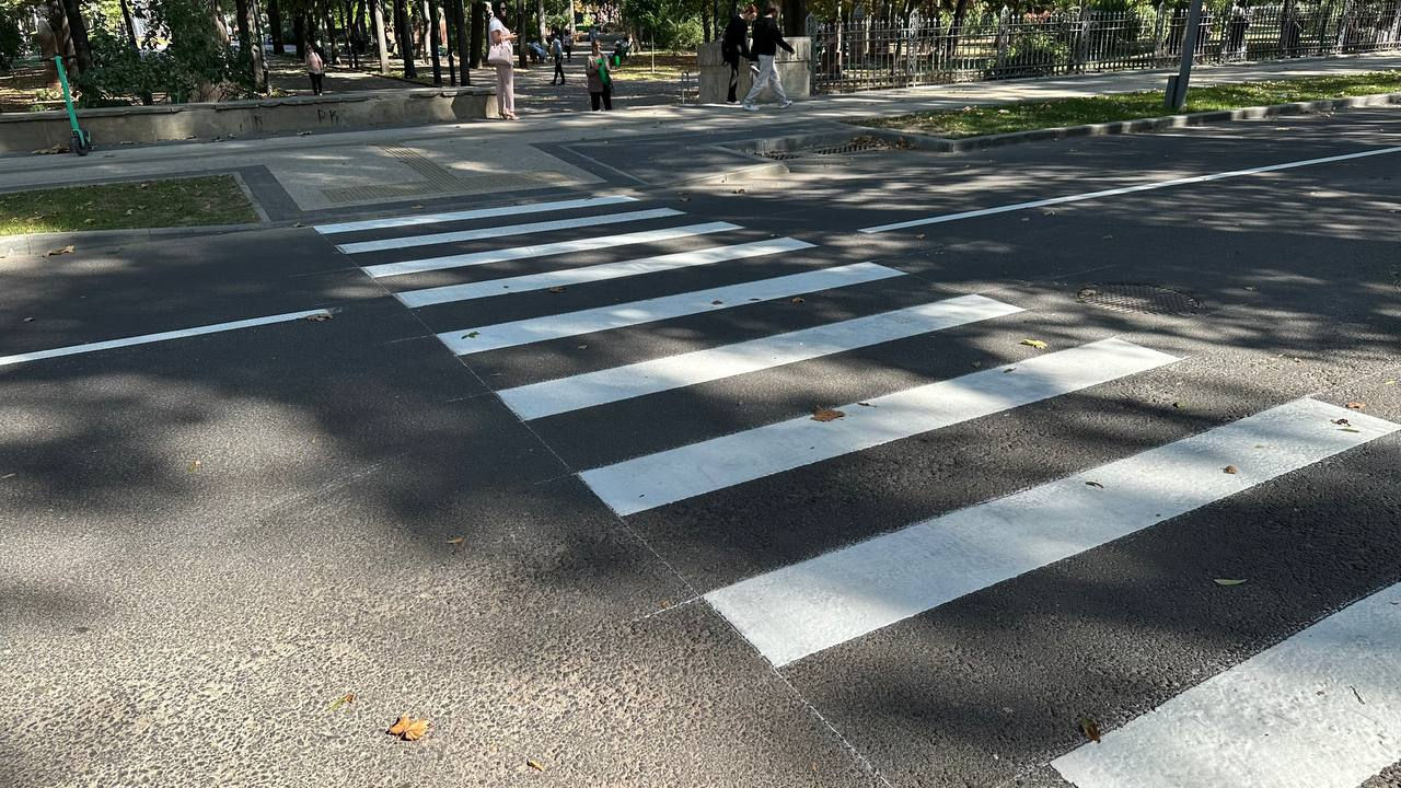 На улице 31 августа в Кишиневе началась установка разделителей для велодорожки.