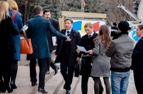 Deputații au fost întimpinați și rugați să semneze angajamentul.