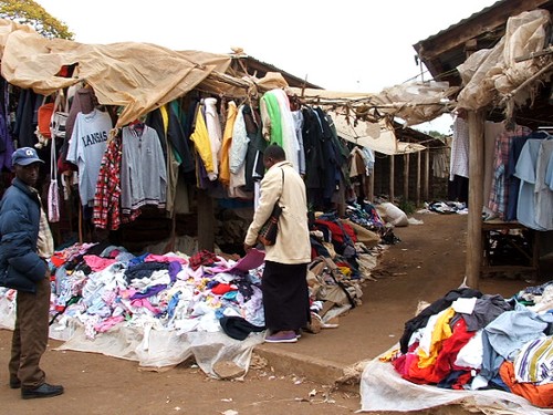 Una din aceste piețe se află în sectorul Ciocana și este încărcată cu haine pentru toate vârstele - textile, lenjerie intimă, genți, bijuterii, curele, perne, pături