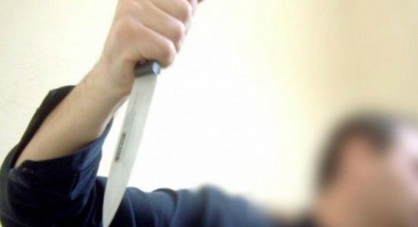 Femeia a fost înjunghiată cu un cuţit de către soţ, după ce între cei doi s-ar fi iscat o ceartă.
