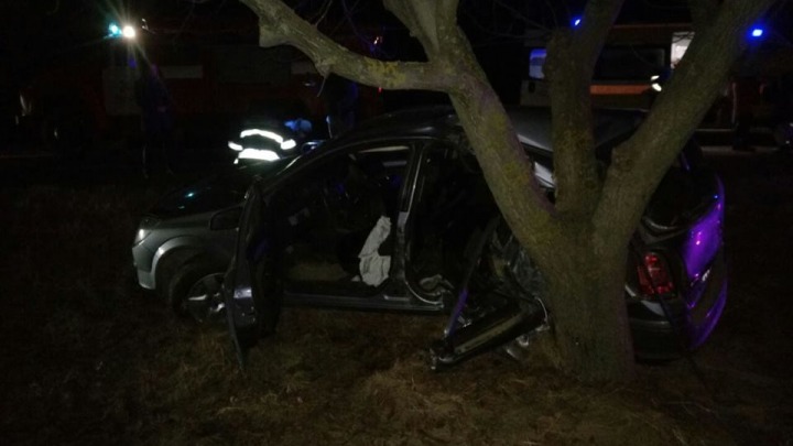 În urma accidentului rutier, şoferul și pasagerii săi, o femeie de 36 de ani și un copil de doar 2 ani, au primit diferite traume.  