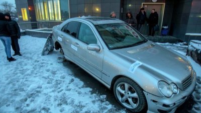 В Новосибирске женщина, задолжавшая по банковскому кредиту, поселилась в своем Мерседесе, который арестован за долги.