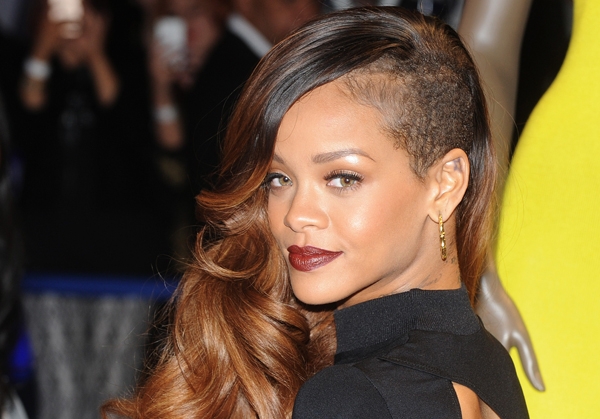 Deşi este o fată frumoasă şi muzica ei se bucură de succes, în dragoste, Rihanna nu pare să aibă noroc.