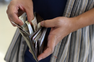 Pe parcursul anului 2012, statul a achitat ilegal salarii pentru 16 funcționari publici de la Casa Națională de Asigurări Sociale.