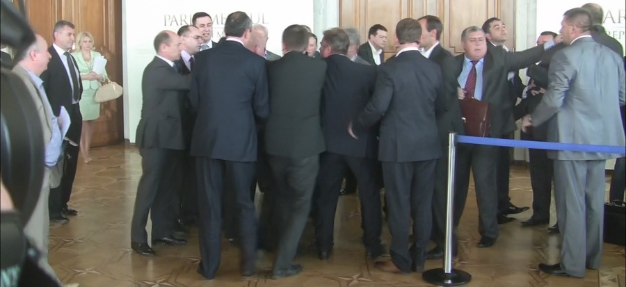  Declaraţia a fost făcută de deputatul comunist Artur Reşetnicov după încăierarea de astăzi din Legislativ.