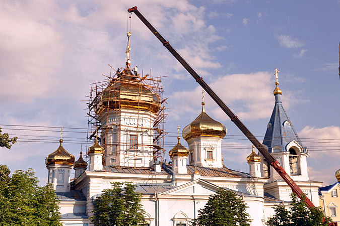 Десятки людей пришли в храм помолиться иконам.