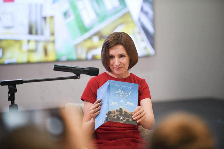 Санду на ярмарке Bookfest прочла детям “Маленького принца” и раздала автографы.