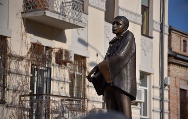 Открытие монумента приурочили к дню рождения Вертинского, родившегося в Киеве в 1889 году.