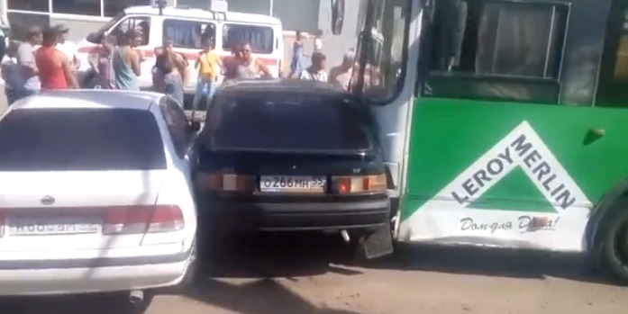 Рейсовый автобус устроил массовое ДТП в Омске. ДТП произошло из-за того, что шоферу стало плохо.