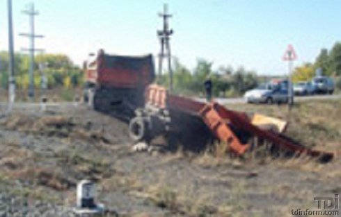 Тепловоз и грузовик получили значительные механические повреждения.