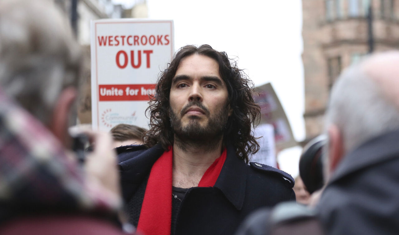 Actorul Russell Brand a negat acuzațiile de viol la adresa sa.