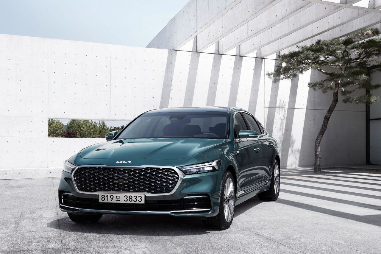 Kia K900 обновился: первые официальные фотографии.