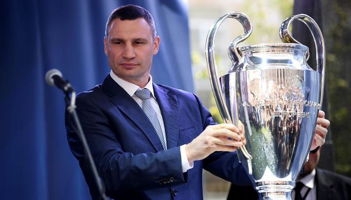 Кличко пригласил к себе на ночь фанатов, приехавших на финал Лиги чемпионов.