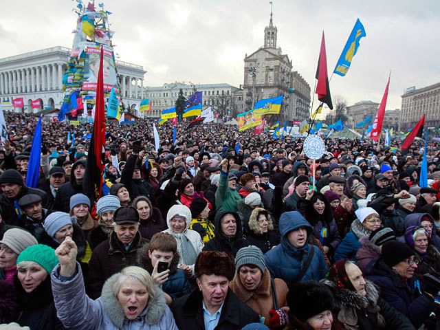 В Киеве на Майдане Незалежности в воскресенье собралось уже ставшее традиционным народное вече, пришли более десяти тысяч человек. Фото: Reuters