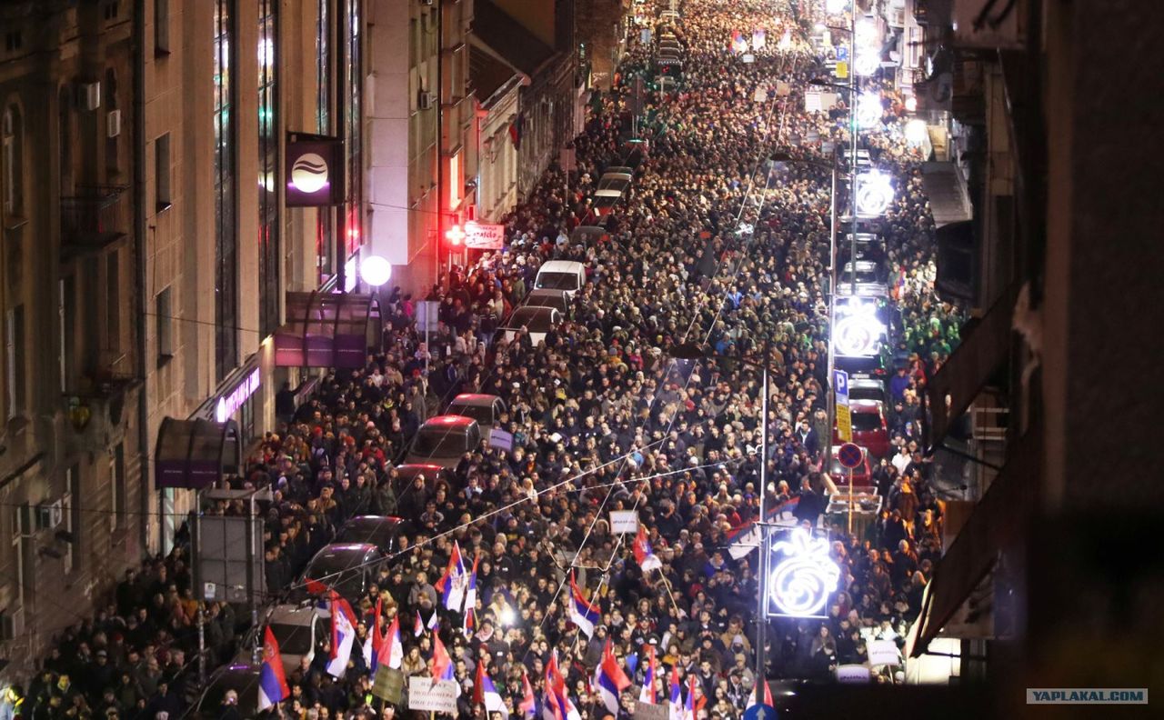 Тысячи сербов в Белграде вышли протестовать против президента.