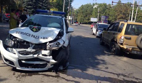 Accident cu implicarea unui autoturism al Serviciului Pază de Stat în sectorul Buiucani al capitalei. Foto: jurnal.md