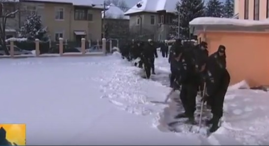 Расчищать улицы от снежных завалов привлекли не только коммунальщиков, а и жандармов, спортсменов и заключенных.