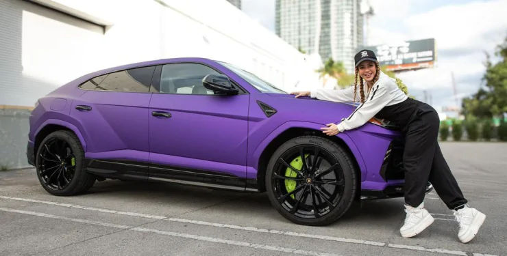 Шакира подарит одному из фанатов новенький Lamborghini за $240 000.