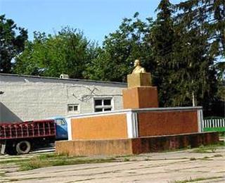 Памятник силами местных властей и комиссариата полиции вымыт и покрашен.