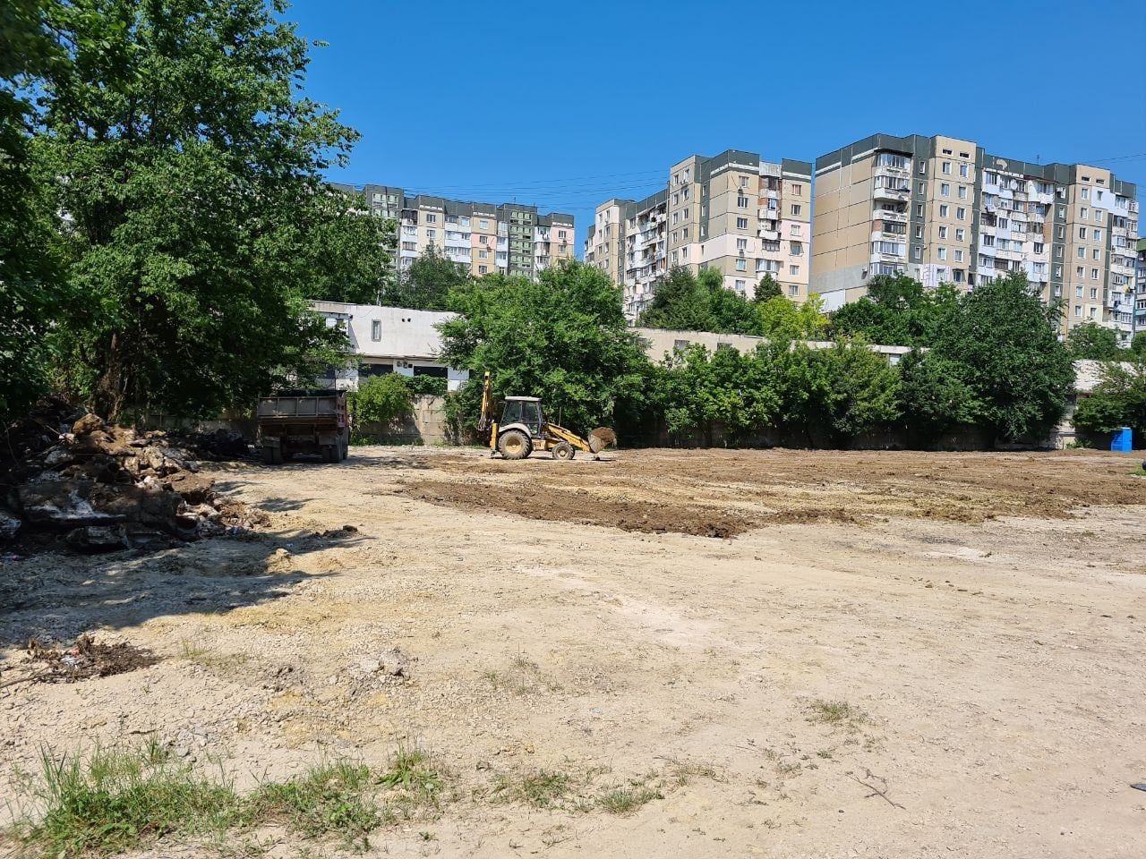 Начаты работы по обустройству зоны отдыха и спорта во дворе дома на бульваре Мирча чел Бэтрын, 26/4. 