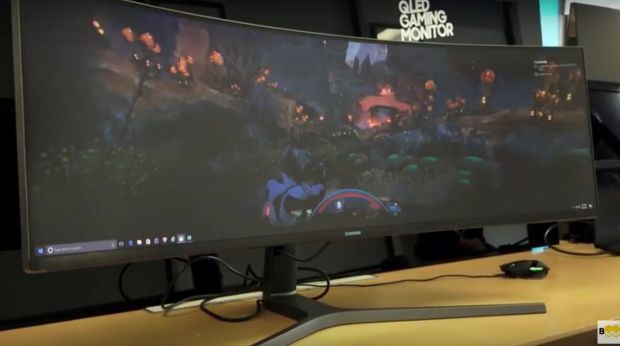 Monitorul de 49 inci face parte din linia produsa de Samsung special pentru gameri. 
