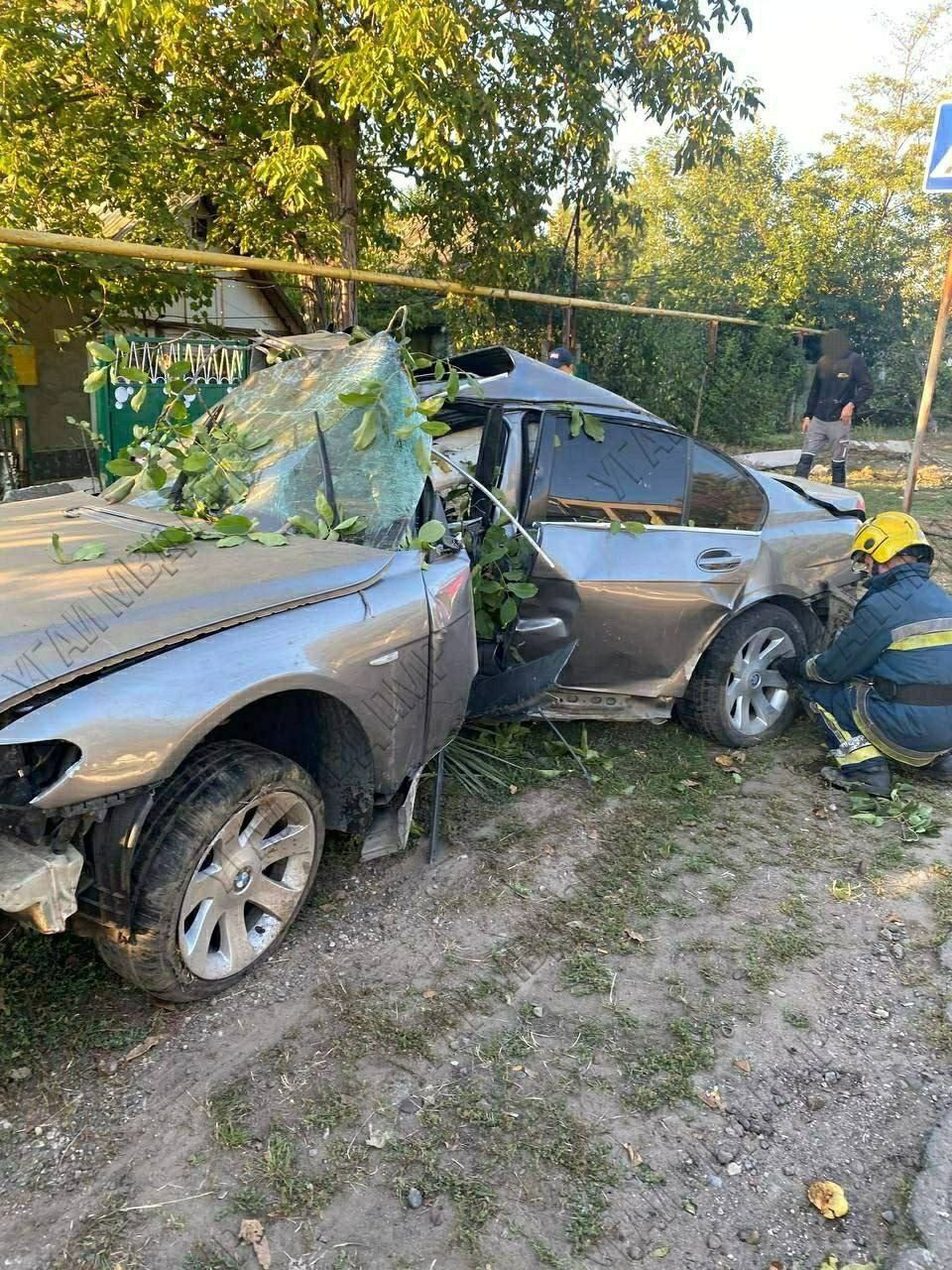 Grav accident la Căușeni: Un BMW s-a izbit într-un copac. O persoană a murit.