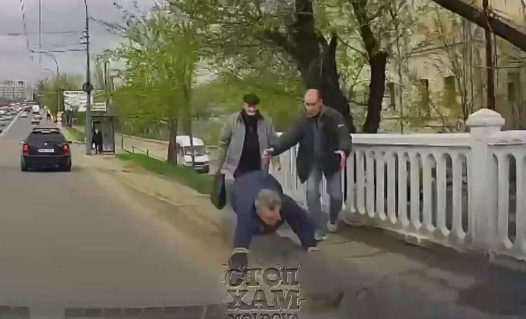 Пешеход едва не попал под колеса машины в столице из-за разбитого тротуара.