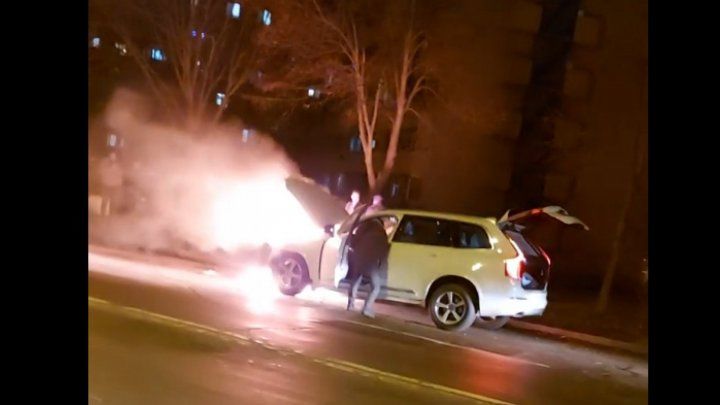 В столице на ходу загорелся автомобиль.