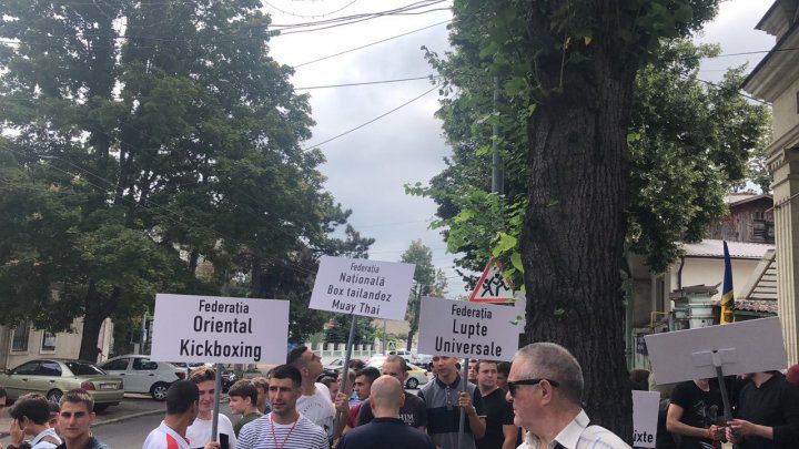 Спортсмены проводят акцию протеста перед офисом ПДС.