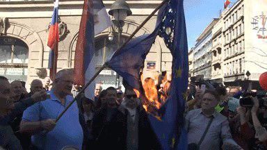 Организаторы акции заявили, что сербский народ никогда не забудет преступные и дикие бомбардировки и убийство их детей.