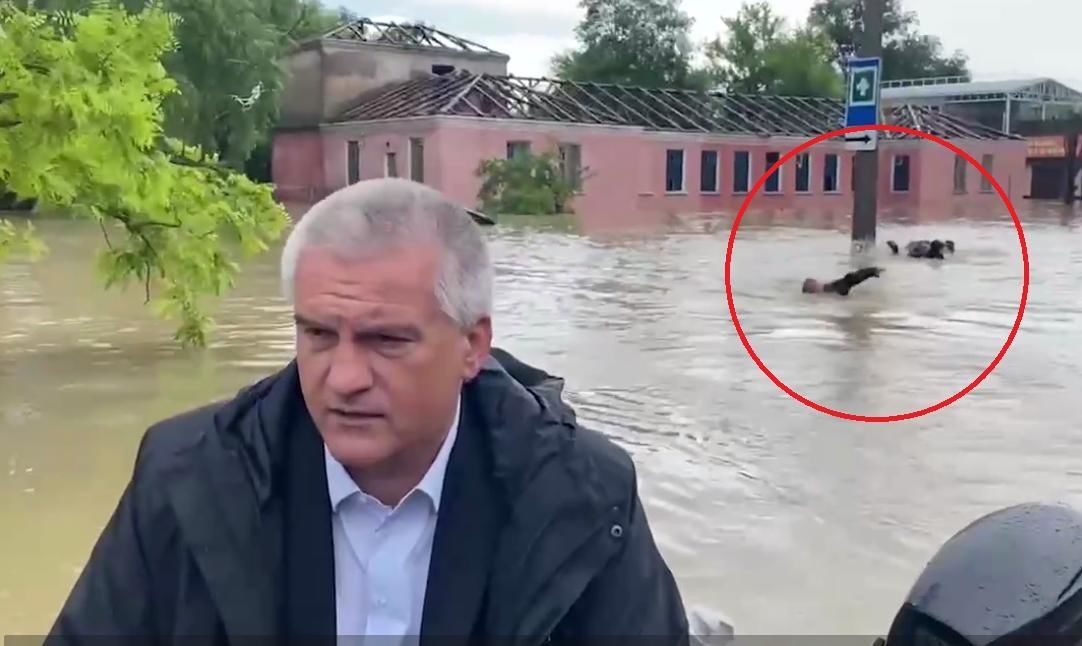 В Крыму объяснили, почему сотрудники МЧС плыли за лодкой Аксенова.