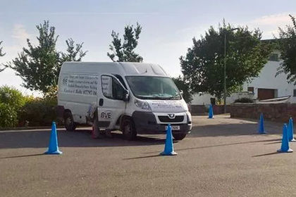Уборщики нашли гранату и сыграли ей в волейбол.