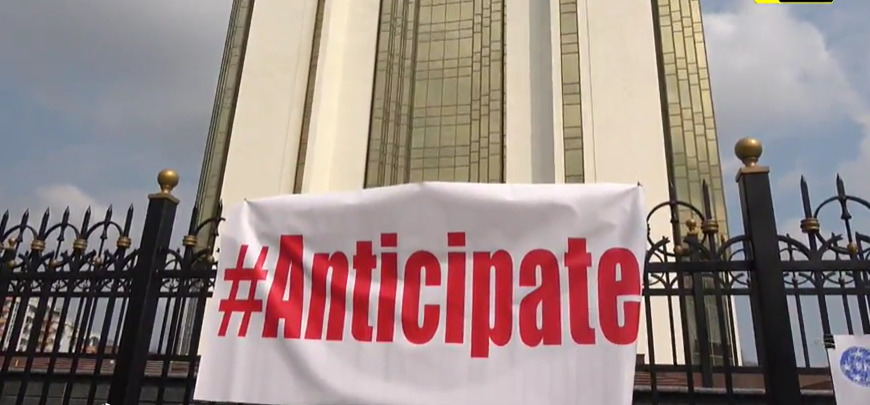 Активисты партии Democratia acasa провели флешмоб у администрации президента.
