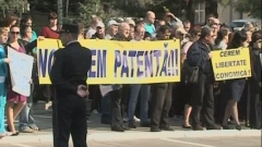  Deputaţii au fost întâmpinaţi cu proteste, înainte de şedinţa Parlamentului. 