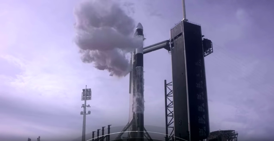 Корабль Crew Dragon уцелел при взрыве Falcon 9.