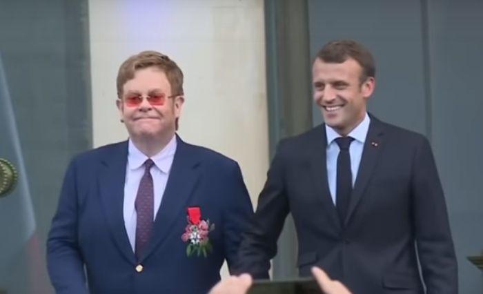 Энтону Джону вручили орден во Франции.