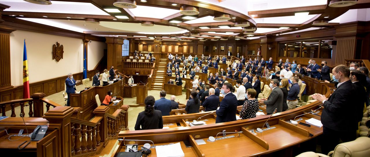 Депутаты аплодировали медикам стоя в канун медработников.