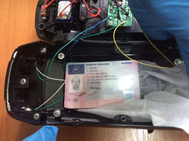 Permise de conducere românești falsificate, găsite de vameși într-un colet poștal. Foto: customs.gov.md